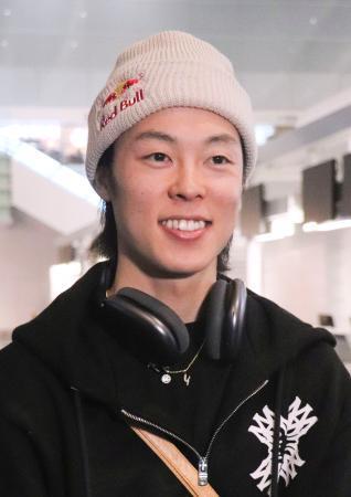 　世界選手権への出発前に取材に応じるノルディックスキー・ジャンプ男子の小林陵侑＝２５日、羽田空港