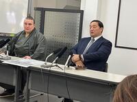 　会見した安青錦（左）と安治川親方（元関脇安美錦）