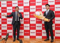 　丸山城志郎（右）の引退会見に駆けつけて花束を贈呈し、話をする野村忠宏氏（撮影・立川洋一郎）