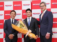 　野村忠宏氏（左）、穴井隆将・天理大学柔道部監督（右）から労をねぎらわれ笑顔を見せる丸山城志郎（撮影・立川洋一郎）