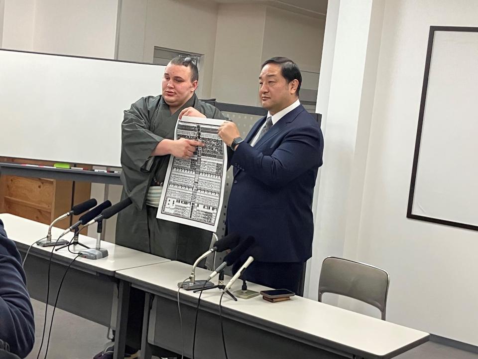 　番付を指し示す安青錦（左）と安治川親方（元関脇安美錦）