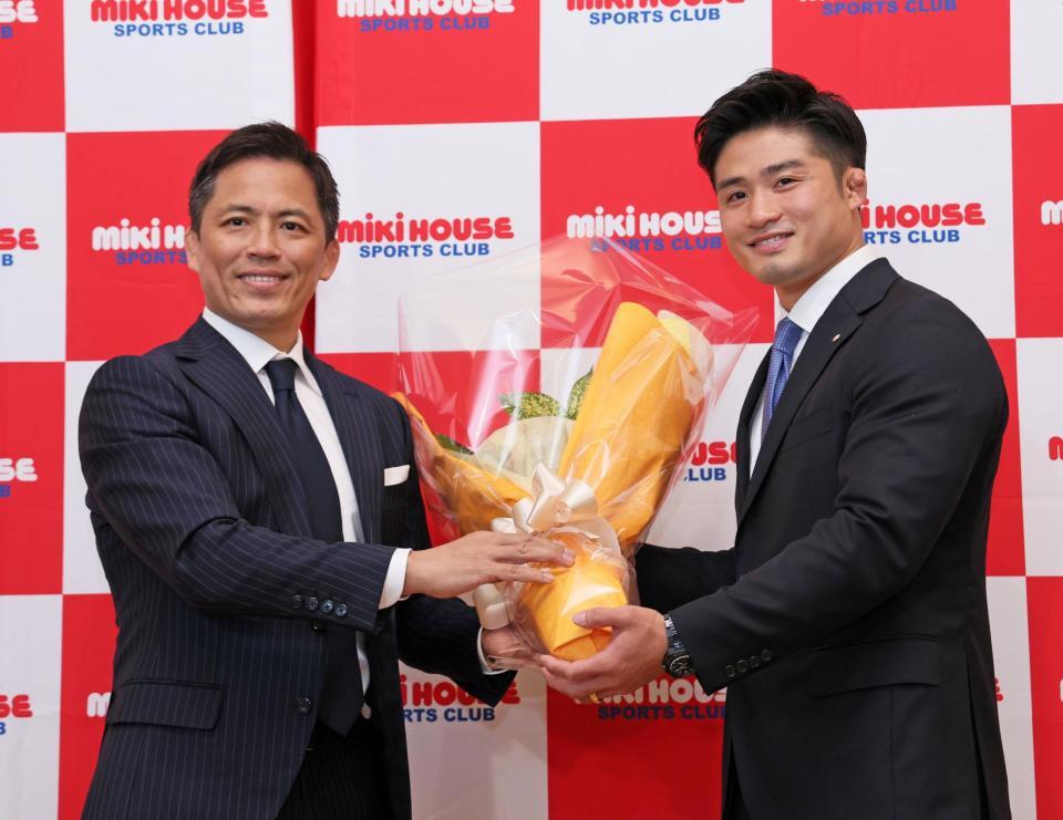 　引退会見を終えて、野村忠宏氏（左）から花束を手渡される丸山城志郎（撮影・立川洋一郎）