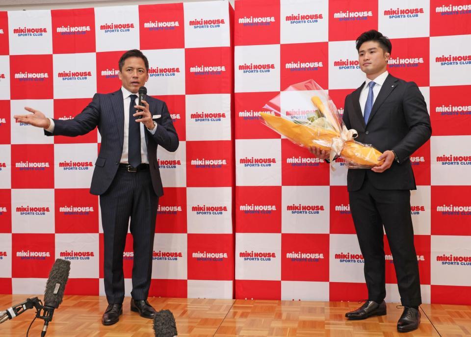 　丸山城志郎（右）の引退会見に駆けつけて花束を贈呈し、話をする野村忠宏氏（撮影・立川洋一郎）