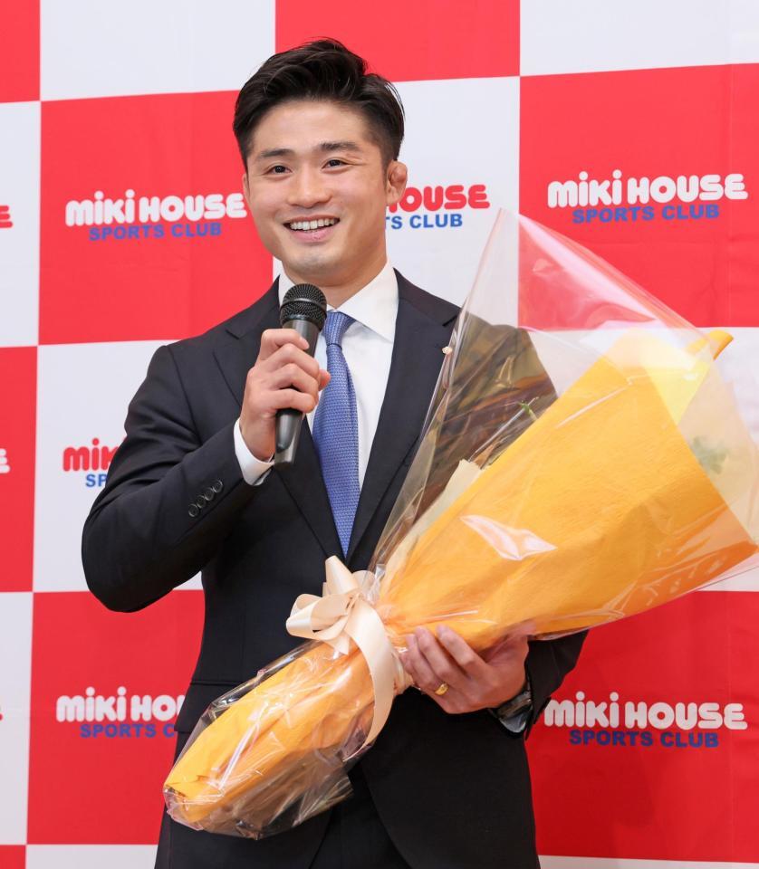 　引退会見を終え笑顔を見せてあいさつする丸山城志郎（撮影・立川洋一郎）