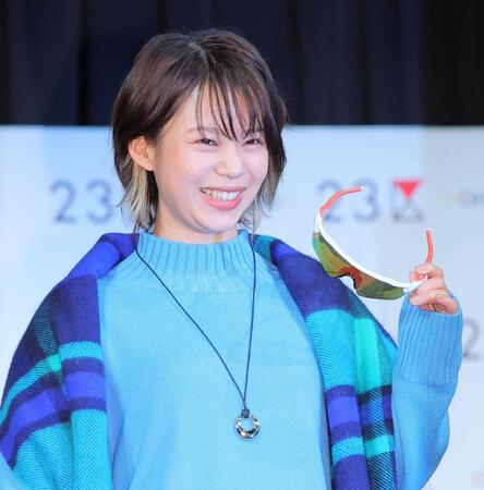 　ポーズを決める高木菜那さん＝２０２４年１１月