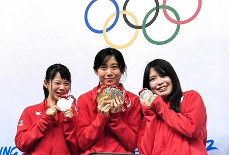 　メダリスト会見で笑顔の（左から）高木菜那、高木美帆、佐藤綾乃＝２０２２年２月