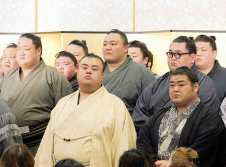 　「学生出身力士を励ます会」に参加した朝乃山（後列中央）ら