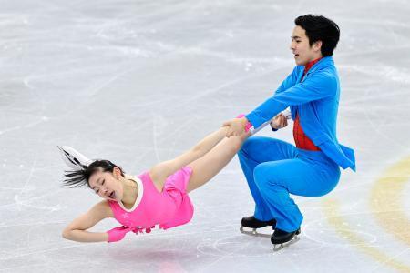 　アイスダンスＲＤ　演技する岸本彩良（左）、田村篤彦組＝デブレツェン（共同）