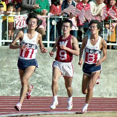 　福岡国際マラソンのゴール前で競り合う（左から）宗猛、優勝した瀬古利彦、宗茂＝１９７９年１２月２日