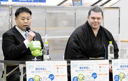 　トークショーを行う獅司（右）、雷親方