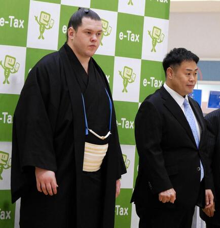 　納税イベントに参加した（左から）獅司、雷親方