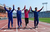 国立競技場最後の日に手をつないでゴールする（左から）宗猛さん、宗茂さん、有森裕子さん、瀬古利彦さん＝２０１４年５月３１日