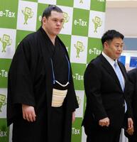 　納税イベントに参加した（左から）獅司、雷親方