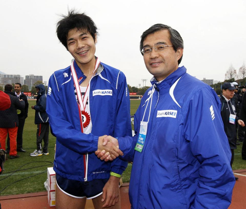 びわ湖毎日マラソンで日本人トップの３位でゴールし、宗猛監督（右）と握手する堀端宏行＝２０１１年３月６日