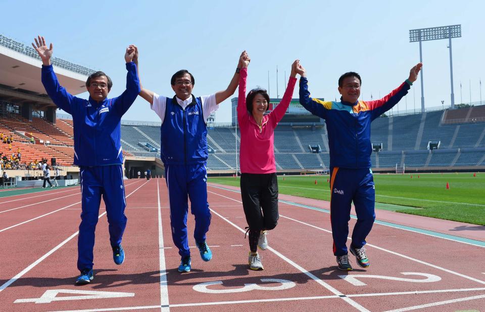 国立競技場最後の日に手をつないでゴールする（左から）宗猛さん、宗茂さん、有森裕子さん、瀬古利彦さん＝２０１４年５月３１日