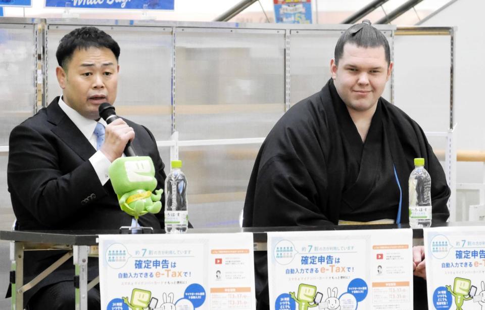 　トークショーを行う獅司（右）、雷親方