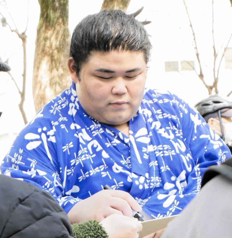 　稽古後にファンサービスを行う伯桜鵬