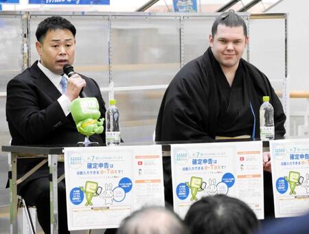 　トークショーを行う獅司（右）と雷親方