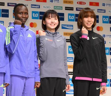 　気合の入る（左から）ローズマリー・ワンジル、細田あい、安藤友香（撮影・堀内翔）