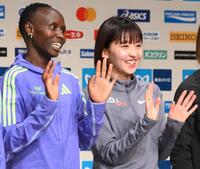 　フォトセッションで手を振る細田あい。左はローズマリー・ワンジル（撮影・堀内翔）