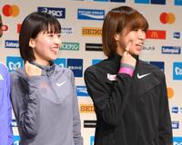 　フォトセッションでおどけた表情を見せる細田あい（左）、安藤友香（撮影・堀内翔）