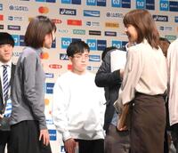 　細田あい（左）に声をかける高橋尚子さん（撮影・堀内翔）