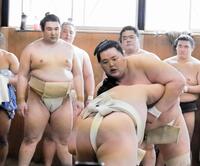 　関取衆と稽古する琴桜