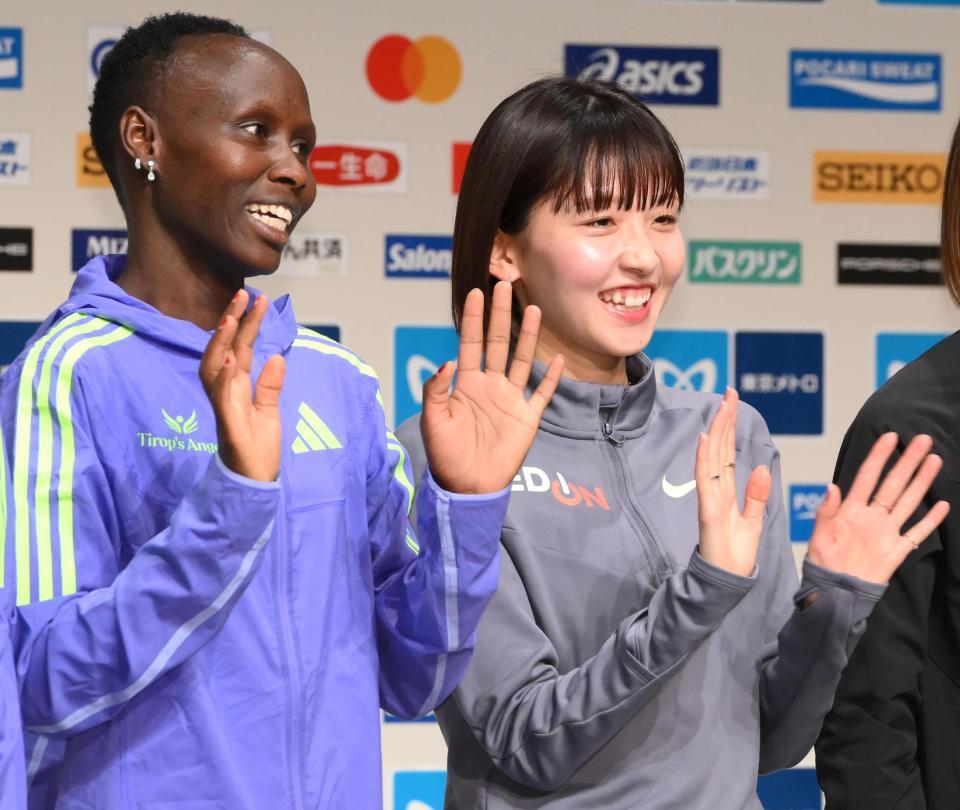 　フォトセッションで手を振る細田あい。左はローズマリー・ワンジル（撮影・堀内翔）