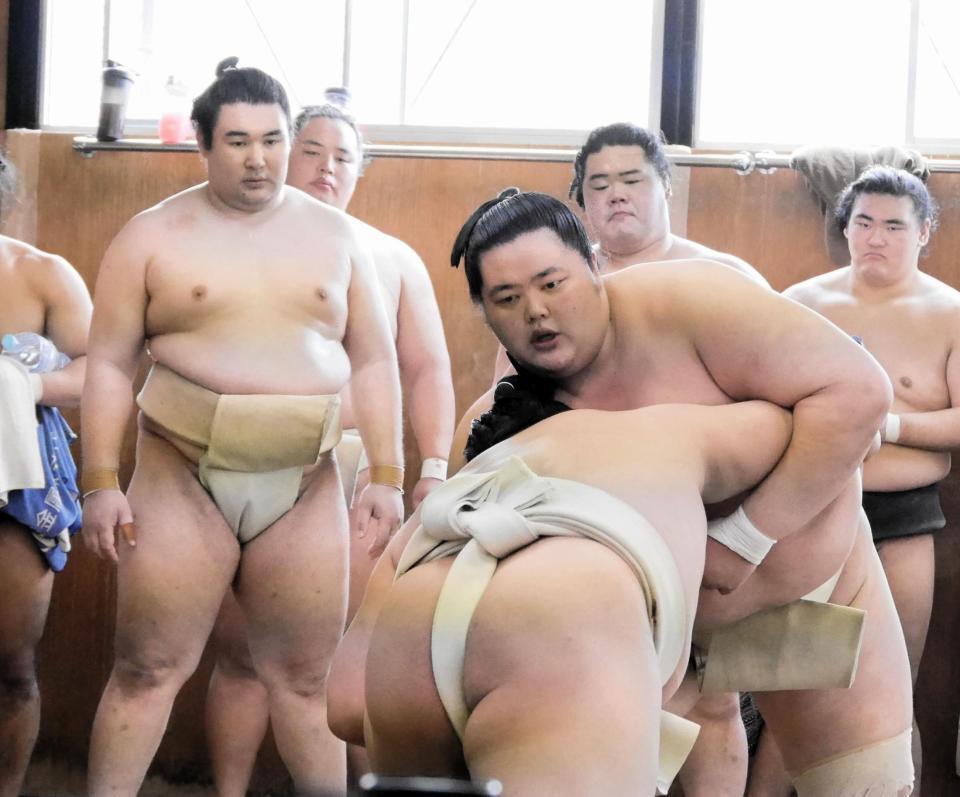 　関取衆と稽古する琴桜