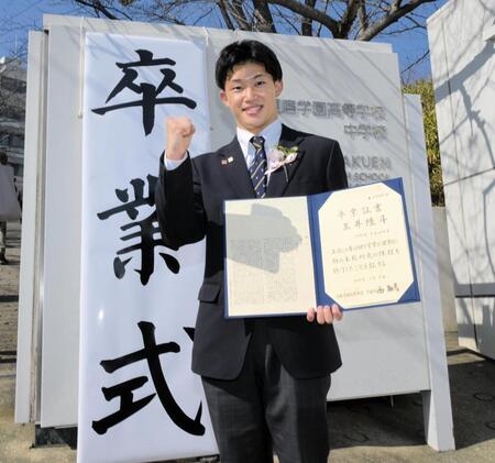 　卒業証書を手に報道陣の取材に応じる玉井陸斗（撮影・金居みつよし）