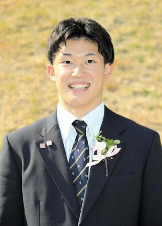 　卒業式に出席後、報道陣の取材に応じる玉井陸斗（撮影・金居みつよし）