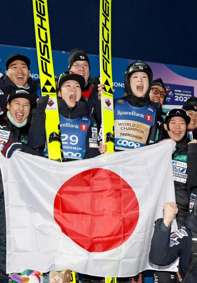 　ノルディックスキー複合女子で優勝し記念写真に納まる葛西優奈（手前中央右）と３位に入った双子の妹の春香（同左）（共同）