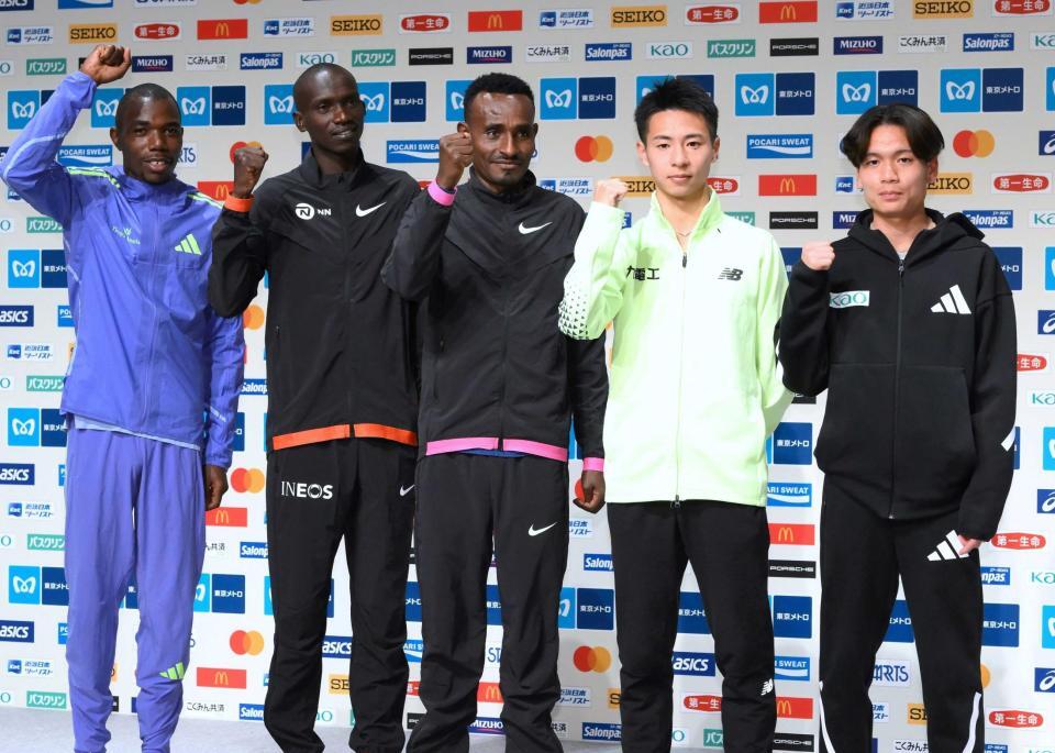 　東京マラソン２０２５に出場する（左から）ベンソン・キプルト、ジョシュア・チェプテゲイ、デレサ・ゲレタ、赤崎暁、池田耀平＝京王プラザホテル（撮影・堀内翔）