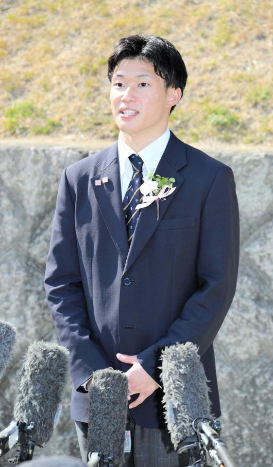 　卒業式を終え、報道陣の取材に応じる玉井陸斗（撮影・金居みつよし）