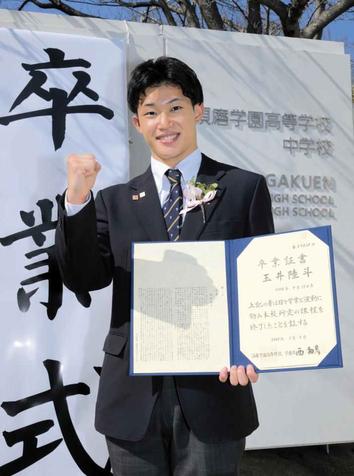 　卒業証書を手に報道陣の取材に応じる玉井陸斗（撮影・金居みつよし）