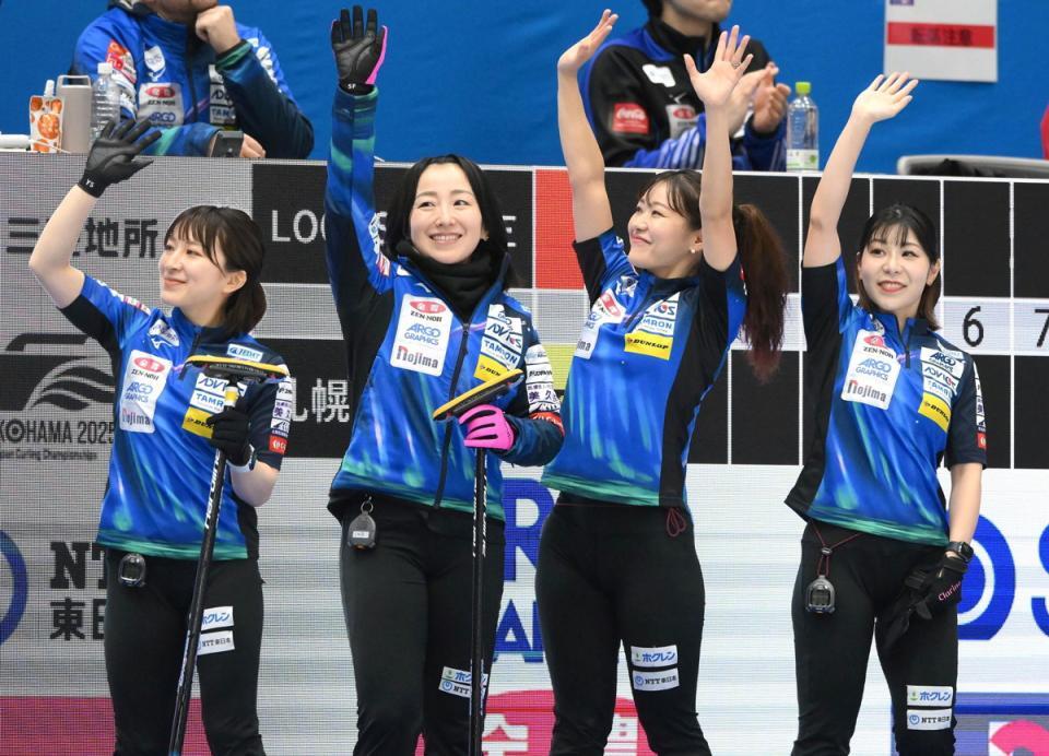 　ロコ・ソラーレ（左から）鈴木夕湖、藤沢五月、吉田知那美、吉田夕梨花