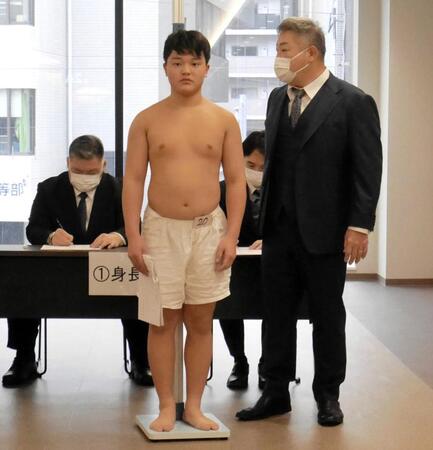 　大相撲新弟子検査で身長測定に臨む山野辺力