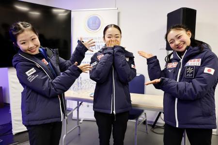 　試合後の取材で撮影に応じる（左から）中井亜美、島田麻央、和田薫子＝デブレツェン（共同）