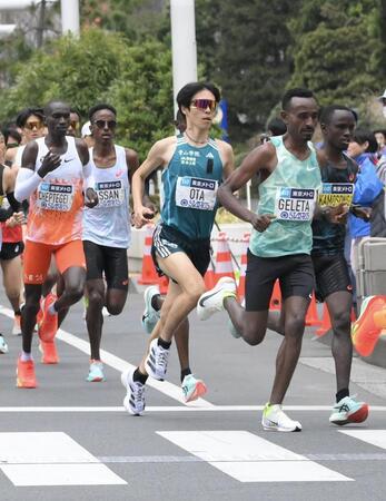 初マラソンの青学大・太田蒼生が左胸に喪章つけ激走　歴史的ハイペースを日本人唯一先頭集団で食らいつく　中間点を１時間１分１９秒　２時間２分台ペース
