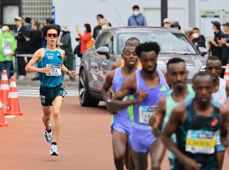 　２３キロ付近、先頭集団から遅れる太田蒼生（代表撮影）