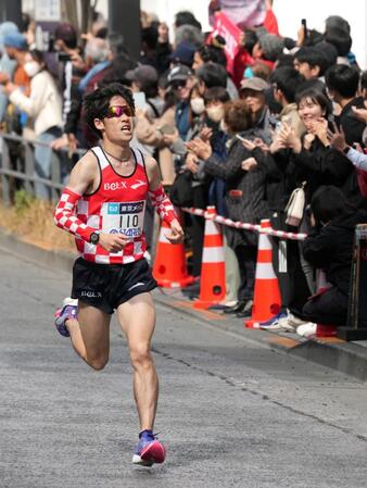 　４１キロ過ぎを力走する市山翼（代表撮影）
