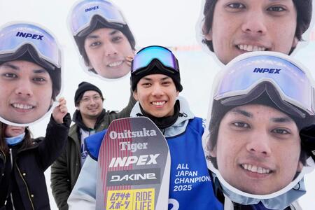 　３年ぶり２度目の優勝を決め、自身の写真パネルを掲げたチーム関係者と写真に納まる平野流佳