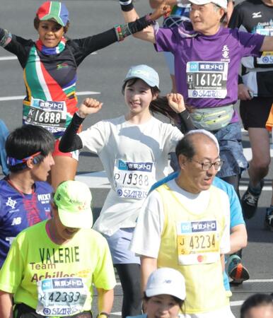 ゴールし、笑顔でガッツポーズの小栗有以＝東京駅前・行幸通り（撮影・西岡正）