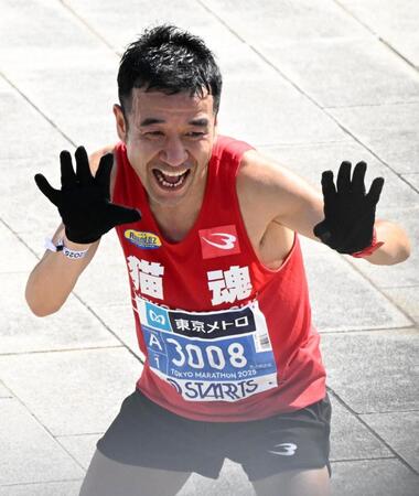 　ゴールし、ポーズを決める猫ひろし