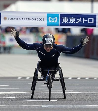 　車いすの部男子で優勝した鈴木朋樹＝東京都千代田区