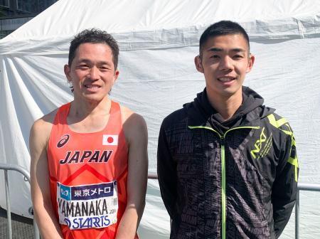 　デフリンピックのマラソン男子日本代表に決まった青山拓朗（右）と山中孝一郎＝東京都千代田区
