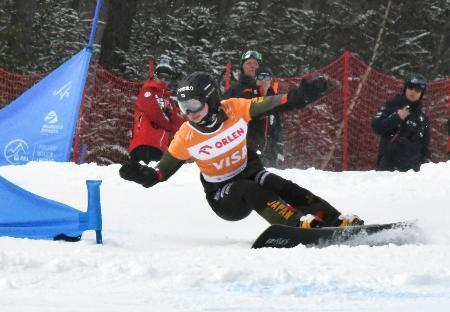 　女子パラレル大回転の予選で滑走する三木つばき＝クリニツァ（共同）