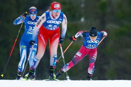 　女子距離複合　後半フリーで力走する土屋正恵（右）＝トロンヘイム（共同）