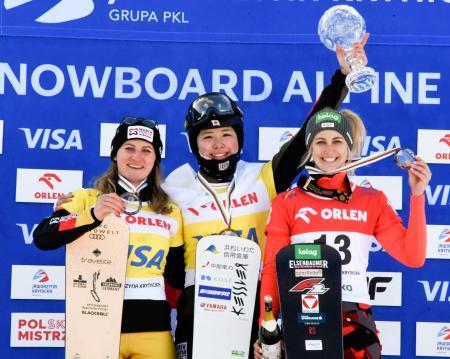 　Ｗ杯パラレル大回転の女子で種目別優勝のトロフィーを手に喜ぶ三木つばき（中央）＝クリニツァ（共同）