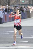 　東京マラソンのゴールテープを切る市山翼（撮影・伊藤笙子）